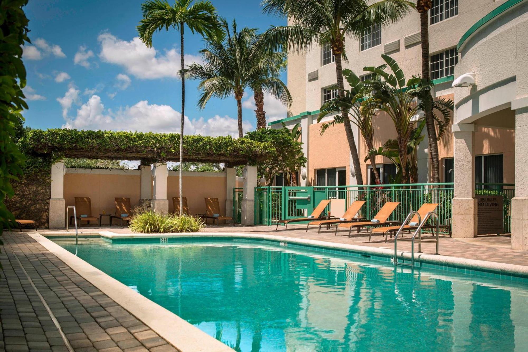 Courtyard By Marriott Fort Lauderdale Airport & Cruise Port Dania Beach Exterior photo