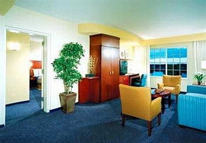 Courtyard By Marriott Fort Lauderdale Airport & Cruise Port Dania Beach Room photo